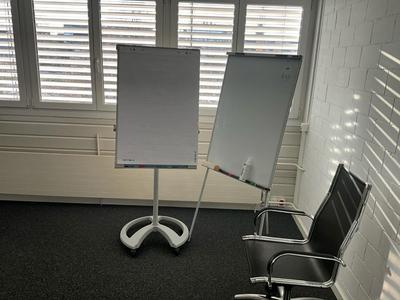 Overview picture of Flipchart + whiteboard